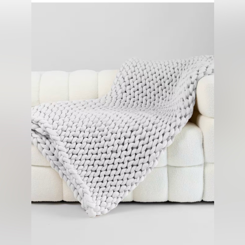Comfrt Cuddle Cloud Weighted Blanket in Soft Gray - Picture 3 of 11